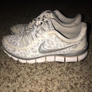Nike 5.0 white & grey cheetah print